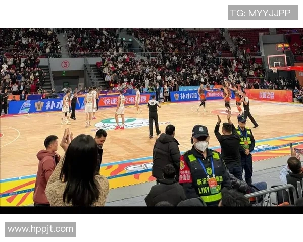 摩尔三分球绝技助力CBA球队逆转胜利展现惊人实力 摩尔三分球绝技助力CBA球队逆转胜利展现惊人实力